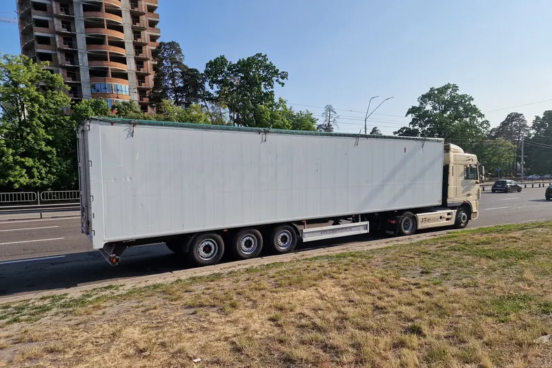 Щеповоз DAF з напівпричепом з рухомою підлогою 92 м³