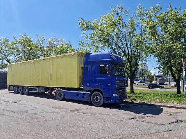 Щеповоз з напівпричепом під тентом