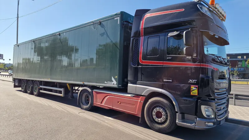DAF XF truck with a walking floor semi-trailer