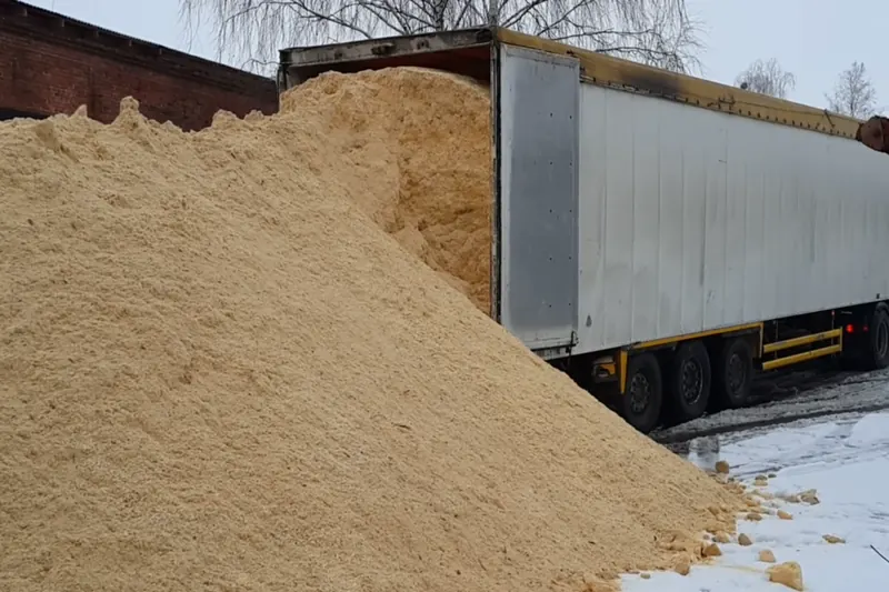 Розвантаження тирси з щеповоза рухомою підлогою