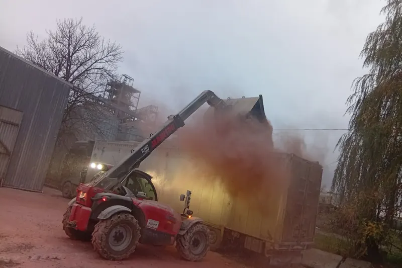 Завантаження зерновідходів у щеповоз телескопічним навантажувачем